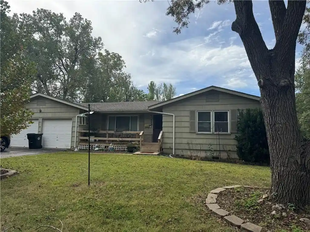 Photo 1 of Single family home for sale at 904 Jackson St, Pleasant Hill, MO 64080 | MLS# 2642020 | Listing updated on 2026-10-25