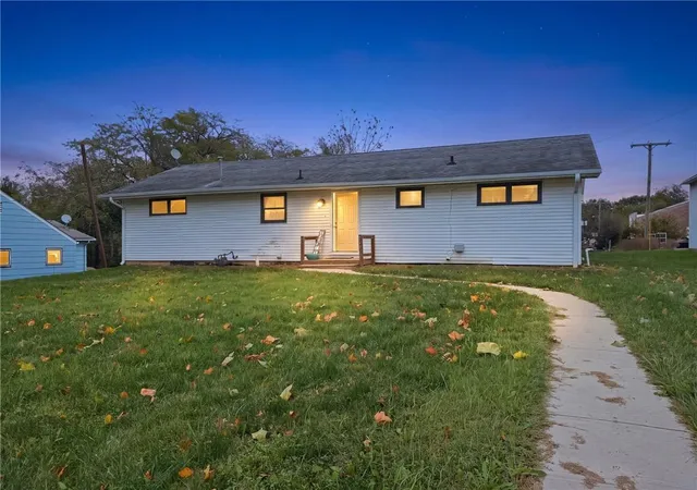 Single family home for sale at 1301 Walnut St, Chillicothe, MO 64601 | MLS# 2642021