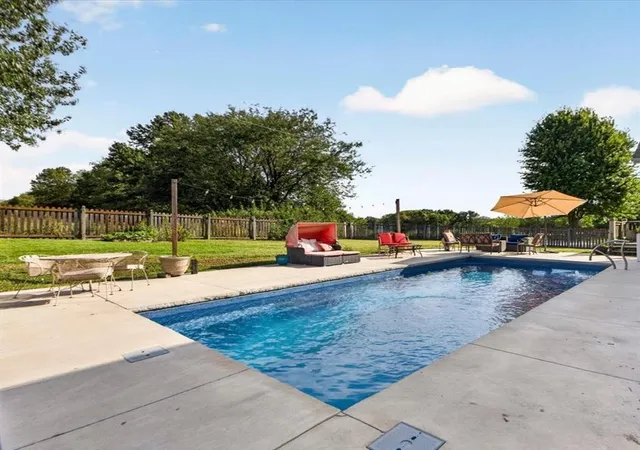 Single family home for sale at 420 Shannon Ave, Smithville, MO 64089 | MLS# 2642034