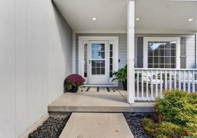 Photo 3 of Single family home for sale at 420 Shannon Ave, Smithville, MO 64089 | MLS# 2642034 | Listing updated on 2026-10-06