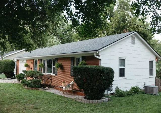 Photo 3 of Single family home for sale at 6937 Walmer St, Overland Park, KS 66204 | MLS# 2642035 | Listing updated on 2026-09-17