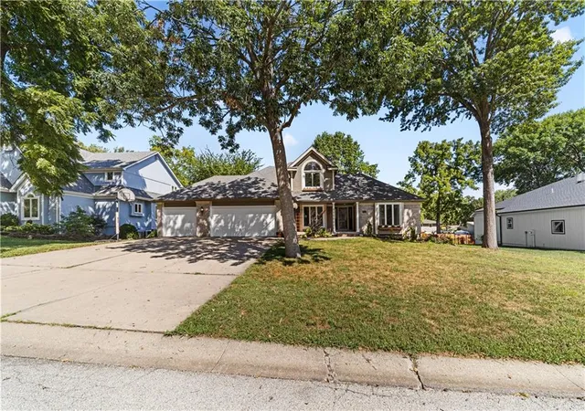 Photo 1 of Single family home for sale at 139 The Woodlands Dr, Gladstone, MO 64118 | MLS# 2642036 | Listing updated on 2026-10-03