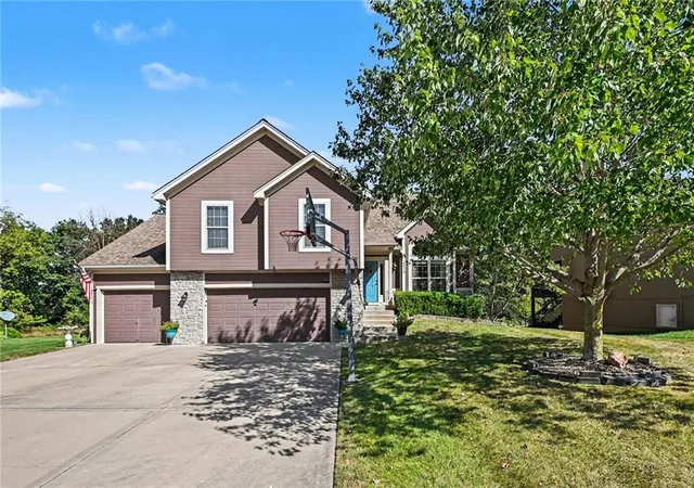 Photo 2 of Sale Pending at 19713 Ne 197th Terrace, Smithville, MO 64089 | MLS# 2642064 | Listing updated on 2026-09-29