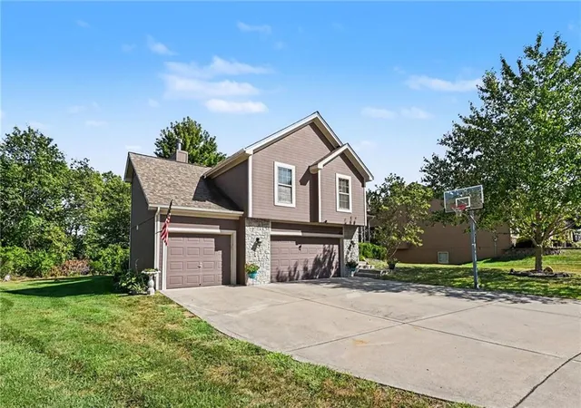 Photo 3 of Sale Pending at 19713 Ne 197th Terrace, Smithville, MO 64089 | MLS# 2642064 | Listing updated on 2026-09-29