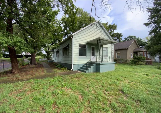 Photo 1 of Single family home for sale at 506 Vine St, Leavenworth, KS 66048 | MLS# 2642083 | Listing updated on 2026-09-17