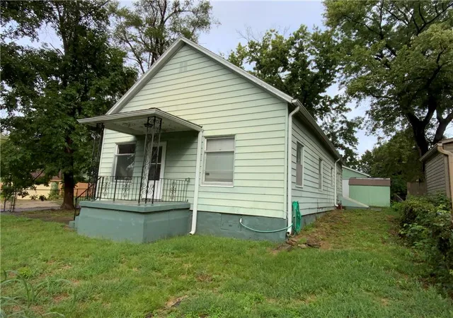 Photo 2 of Single family home for sale at 506 Vine St, Leavenworth, KS 66048 | MLS# 2642083 | Listing updated on 2026-09-17