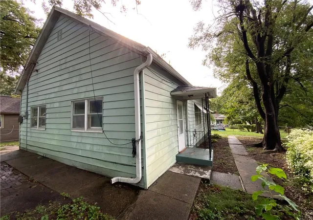 Photo 3 of Single family home for sale at 506 Vine St, Leavenworth, KS 66048 | MLS# 2642083 | Listing updated on 2026-09-17