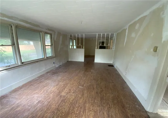 Photo 4 of Single family home for sale at 506 Vine St, Leavenworth, KS 66048 | MLS# 2642083 | Listing updated on 2026-09-17