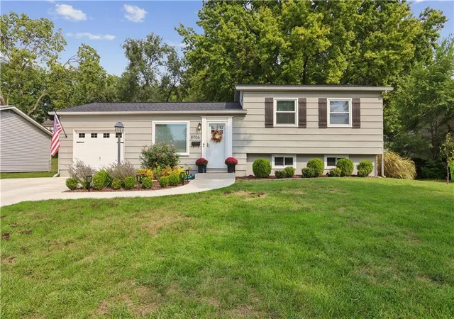 Single family home for sale at 8906 W 99th Terrace, Overland Park, KS 66212 | MLS# 2642091