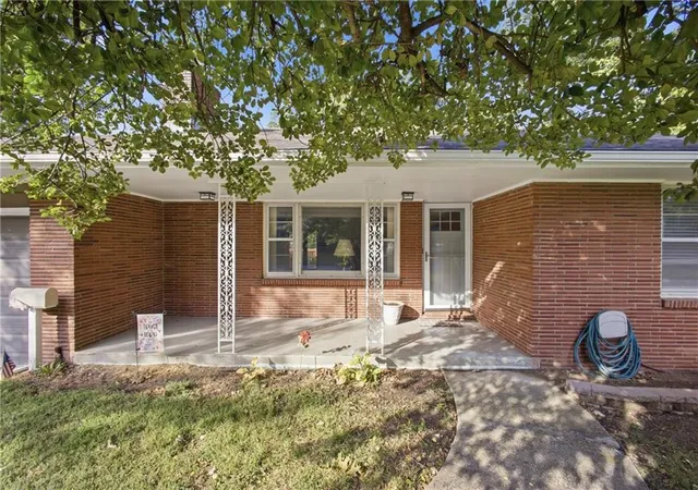 Photo 4 of Sale Pending at 6710 N Baltimore Ave, Kansas City, MO 64118 | MLS# 2642097 | Listing updated on 2026-09-28