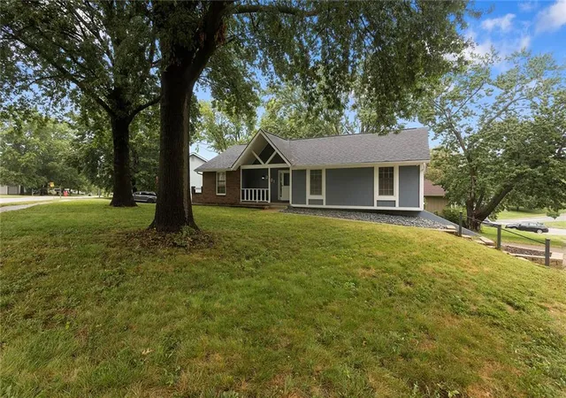 Photo 3 of Single family home for sale at 2001 Pl Liberte Dr, Liberty, MO 64068 | MLS# 2642102 | Listing updated on 2026-09-26