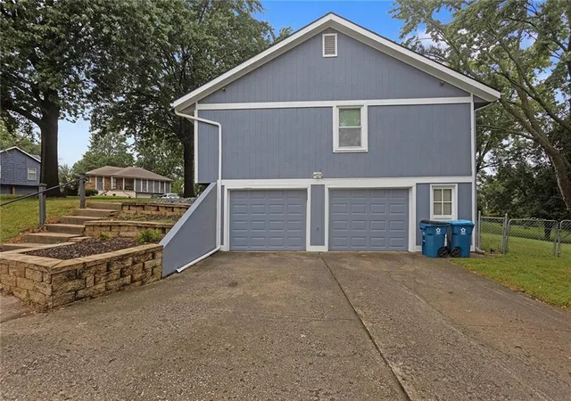 Photo 3 of Single family home for sale at 2001 Pl Liberte Dr, Liberty, MO 64068 | MLS# 2642102 | Listing updated on 2026-09-26