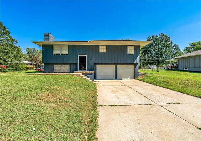 Photo 1 of Single family home for sale at 1400 Sw Speas Dr, Blue Springs, MO 64014 | MLS# 2642119 | Listing updated on 2026-09-16
