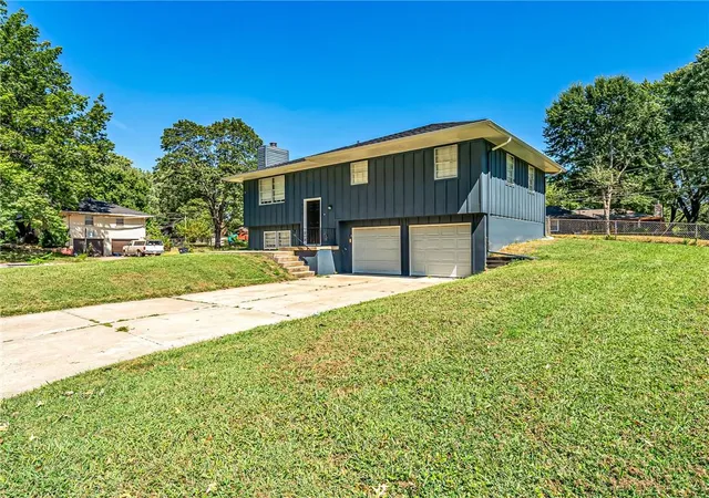 Photo 2 of Single family home for sale at 1400 Sw Speas Dr, Blue Springs, MO 64014 | MLS# 2642119 | Listing updated on 2026-09-16