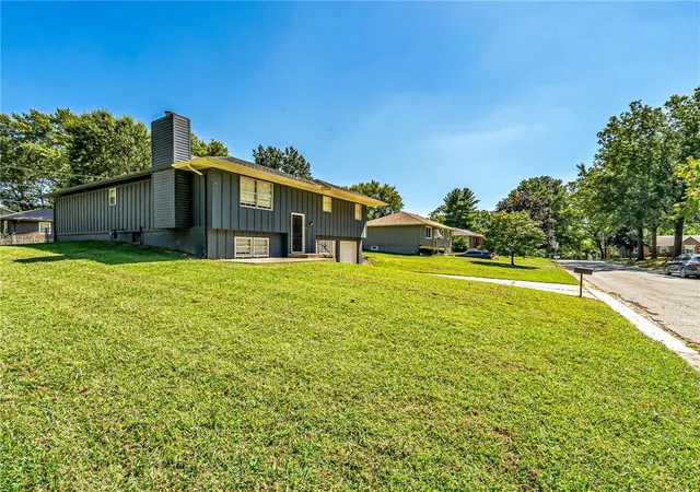 Photo 3 of Single family home for sale at 1400 Sw Speas Dr, Blue Springs, MO 64014 | MLS# 2642119 | Listing updated on 2026-09-16