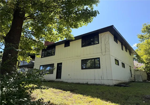 Photo 3 of Single family home for sale at 234 N Winnebago Dr, Lake Winnebago, MO 64034 | MLS# 2642124 | Listing updated on 2026-09-15