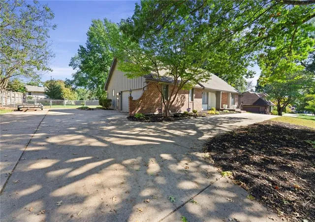 Photo 2 of Single family home for sale at 205 Nw Hillcrest Ln, Lees Summit, MO 64063 | MLS# 2642131 | Listing updated on 2026-10-08