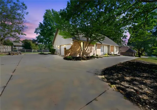 Photo 3 of Single family home for sale at 205 Nw Hillcrest Ln, Lees Summit, MO 64063 | MLS# 2642131 | Listing updated on 2026-10-08