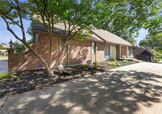 Photo 3 of Single family home for sale at 205 NW Hillcrest Ln, Lees Summit, MO 64063 | MLS# 2642131 | Listing updated on 2026-10-08