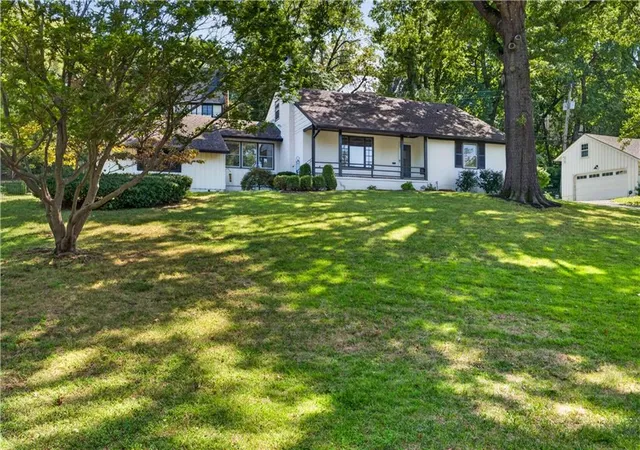Photo 2 of Single family home for sale at 5115 Ward Pkwy, Kansas City, MO 64112 | MLS# 2642133 | Listing updated on 2026-09-26