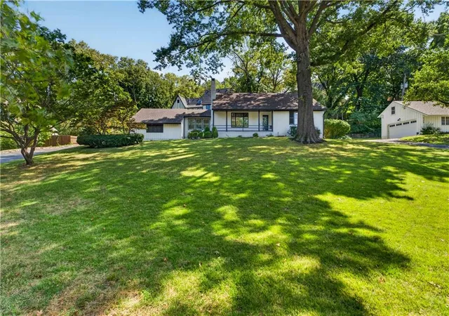 Photo 3 of Single family home for sale at 5115 Ward Pkwy, Kansas City, MO 64112 | MLS# 2642133 | Listing updated on 2026-09-26