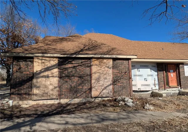 Photo 2 of Sale Pending at 15875 Switzer Rd, Overland Park, KS 66221 | MLS# 2642140 | Listing updated on 2026-10-07