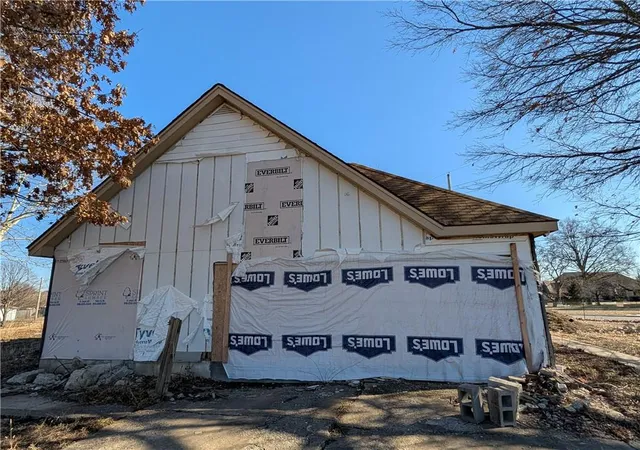 Photo 3 of Sale Pending at 15875 Switzer Rd, Overland Park, KS 66221 | MLS# 2642140 | Listing updated on 2026-10-07