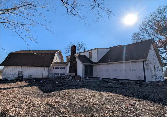 Photo 3 of Sale Pending at 15875 Switzer Rd, Overland Park, KS 66221 | MLS# 2642140 | Listing updated on 2026-10-07
