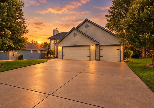 Photo 3 of Sale Pending at 301 Andrea Ln, Harrisonville, MO 64701 | MLS# 2642143 | Listing updated on 2026-10-01