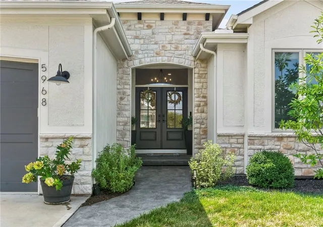 Photo 3 of Sale Pending at 5968 Oak Crk Ct, Kansas City, MO 64152 | MLS# 2642155 | Listing updated on 2026-10-03