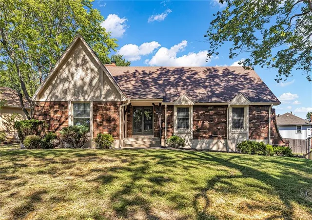 Photo 1 of Single family home for sale at 901 Nw Oakridge Dr, Blue Springs, MO 64015 | MLS# 2642165 | Listing updated on 2026-09-16
