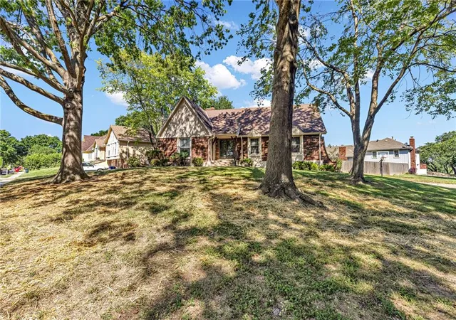 Photo 2 of Single family home for sale at 901 Nw Oakridge Dr, Blue Springs, MO 64015 | MLS# 2642165 | Listing updated on 2026-09-16