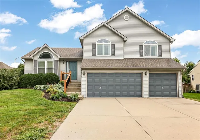 Single family home for sale at 9015 N Essex Dr, Kansas City, MO 64156 | MLS# 2642167