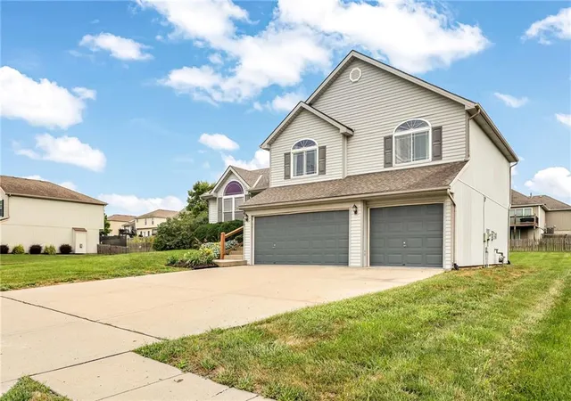 Photo 1 of Single family home for sale at 9015 N Essex Dr, Kansas City, MO 64156 | MLS# 2642167 | Listing updated on 2026-09-24