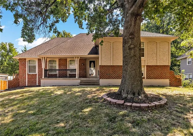 Photo 1 of Single family home for sale at 200 Ne Locust Dr, Blue Springs, MO 64014 | MLS# 2642176 | Listing updated on 2026-09-16