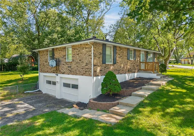 Photo 3 of Single family home for sale at 800 Ne 113th Terrace, Kansas City, MO 64155 | MLS# 2642182 | Listing updated on 2026-10-05