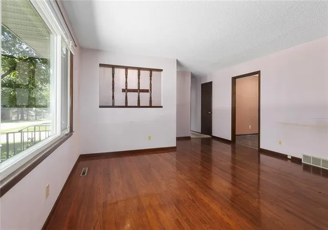 Photo 4 of Sale Pending at 2904 Cheyenne Cir, North Kansas City, MO 64116 | MLS# 2642190 | Listing updated on 2026-09-27