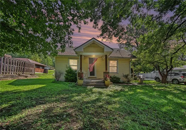 Photo 1 of Sale Pending at 2913 S 40th Terrace, Saint Joseph, MO 64503 | MLS# 2642195 | Listing updated on 2026-10-01