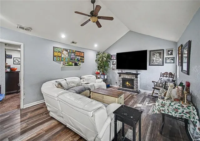 Photo 3 of Sale Pending at 2913 S 40th Terrace, Saint Joseph, MO 64503 | MLS# 2642195 | Listing updated on 2026-10-01