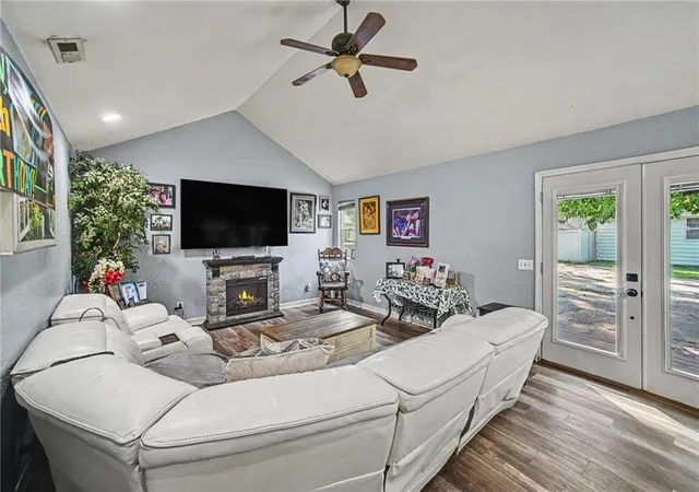 Photo 3 of Sale Pending at 2913 S 40th Terrace, Saint Joseph, MO 64503 | MLS# 2642195 | Listing updated on 2026-10-01