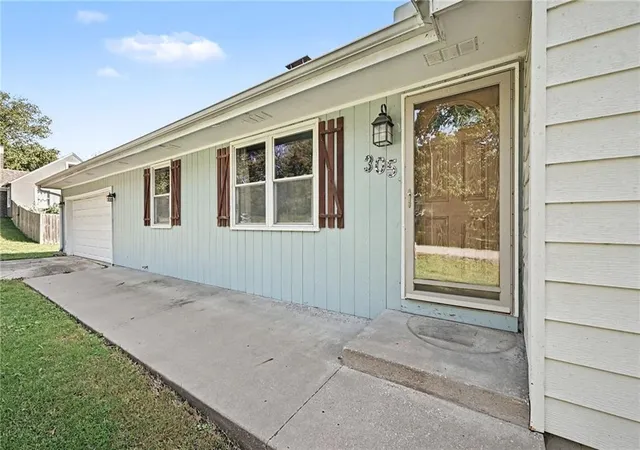 Photo 2 of Sale Pending at 305 Ne 82nd Terrace, Kansas City, MO 64118 | MLS# 2642220 | Listing updated on 2026-09-24