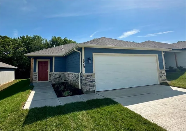 Single family home for sale at 429 Valley View Dr, Tonganoxie, KS 66086 | MLS# 2642229