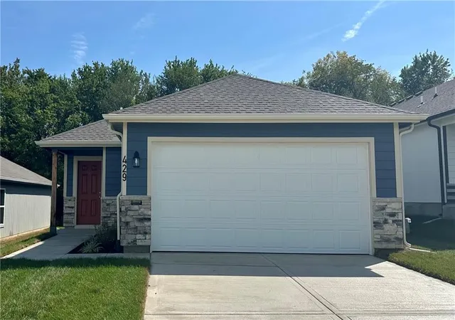 Photo 2 of Single family home for sale at 429 Valley View Dr, Tonganoxie, KS 66086 | MLS# 2642229 | Listing updated on 2026-09-28