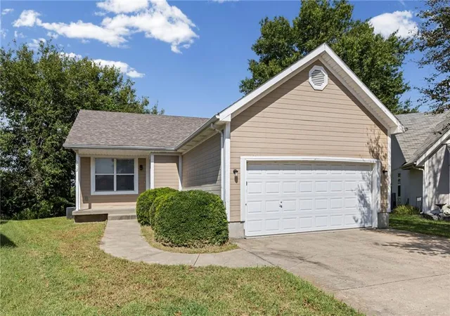 Photo 1 of Single family home for sale at 1012 NE Queens Ct, Lee's Summit, MO 64064 | MLS# 2642254 | Listing updated on 2026-09-17