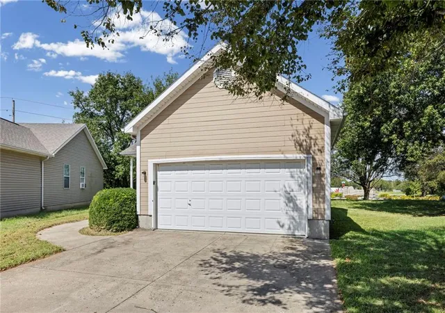 Photo 2 of Single family home for sale at 1012 NE Queens Ct, Lee's Summit, MO 64064 | MLS# 2642254 | Listing updated on 2026-09-17