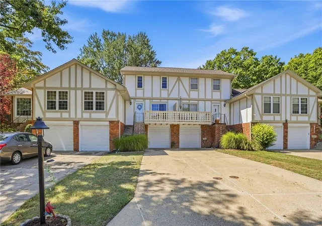 Photo 2 of Sale Pending at 9916 Edelweiss Cir, Shawnee, KS 66203 | MLS# 2642255 | Listing updated on 2026-09-23