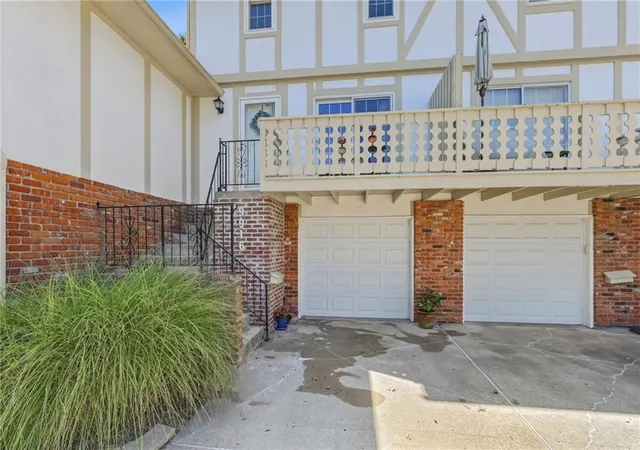 Photo 3 of Sale Pending at 9916 Edelweiss Cir, Shawnee, KS 66203 | MLS# 2642255 | Listing updated on 2026-09-23
