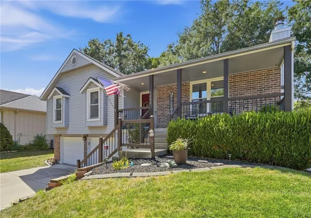 Photo 3 of Single family home for sale at 1232 Ne Florence Ave, Lees Summit, MO 64086 | MLS# 2642260 | Listing updated on 2026-10-07
