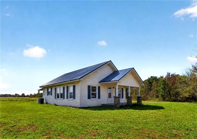 Photo 4 of Single family home for sale at 4956 East 800 Rd, El Dorado Springs, MO 64744 | MLS# 2642264 | Listing updated on 2026-10-07