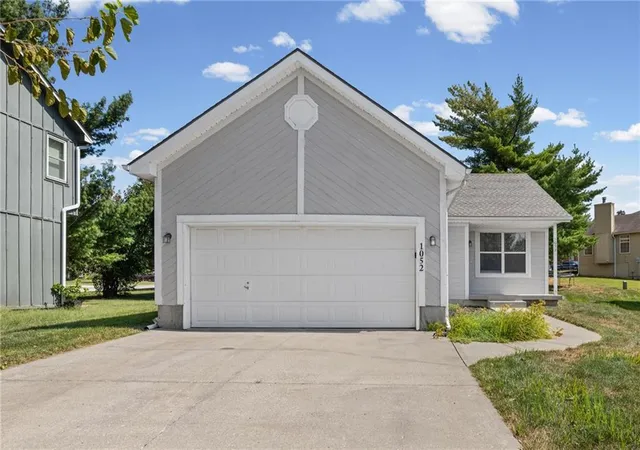 Photo 1 of Single family home for sale at 1052 Ne Queens Ct, Lees Summit, MO 64064 | MLS# 2642270 | Listing updated on 2026-10-03